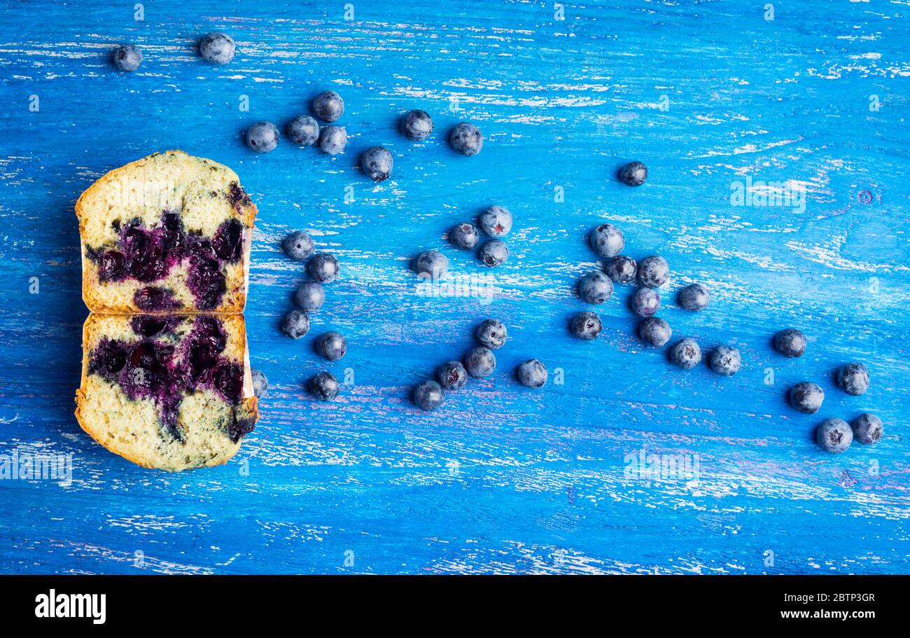 Hausgemachte Muffins mit Erdbeeren auf dem Holzhintergrund. Selektiver Fokus. Stockfoto
