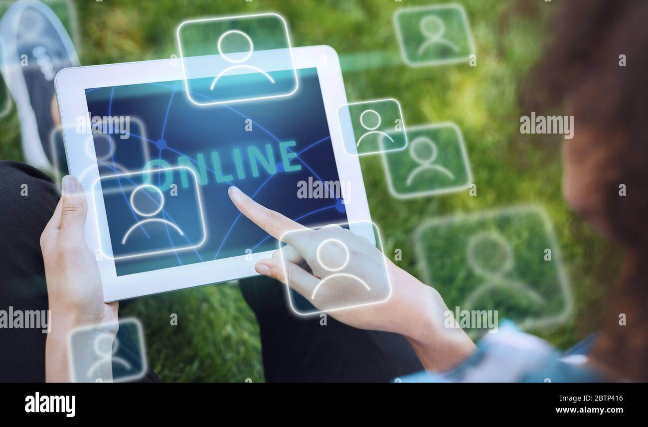 Mädchen mit Tablet mit Online-Dienste funktionale Web-Symbole Stockfoto