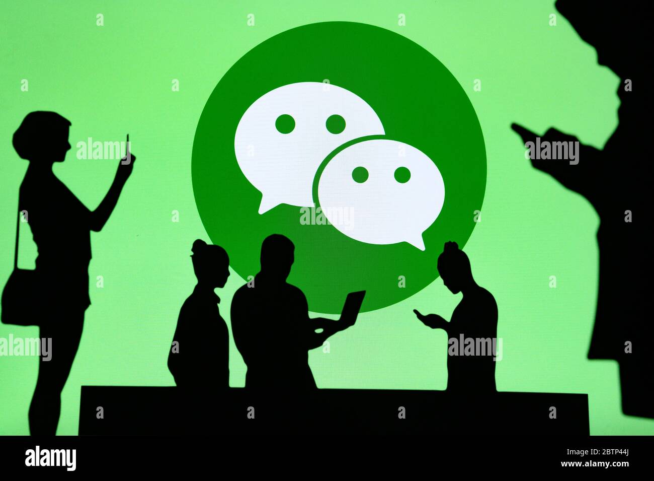 NEW YORK, USA, 25. MAI 2020: WeChat Chinesische Nachrichten, soziale Medien und mobile Zahlungs-App Firmengruppe chatten auf Handy und Laptop. C Stockfoto