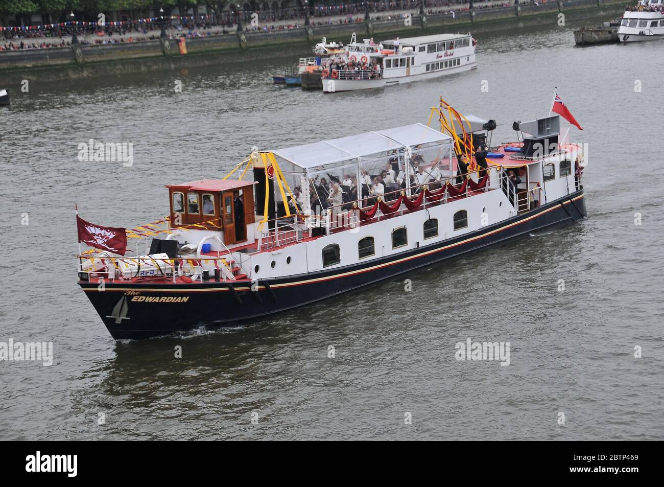 Die Thames Diamond Jubilee Pageant war eine Parade am 3. Juni von 670 Booten auf dem tideway der Themse in London als Teil der Feierlichkeiten des Diamond Jubilee von Elizabeth 11. Die Königin, prinz Philip und andere Mitglieder der königlichen Familie waren an Bord von Schiffen, die an der Parade teilnahmen. Stockfoto