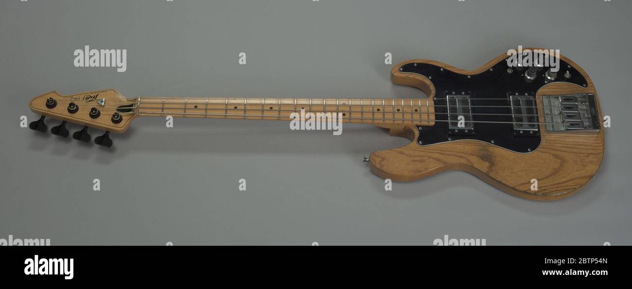 Bass-Gitarre von Norwood Fisher in der Band Fishbone verwendet. Eine Peavey T-40 Bass Gitarre (2012.53.1a) und Case (2012.53.1b) von Norwood Fisher, dem Sänger und Bassgitarristen der amerikanischen Alternative Rock Band Fishbone verwendet. Die Gitarre hat eine Seriennummer: [00377681]. Stockfoto