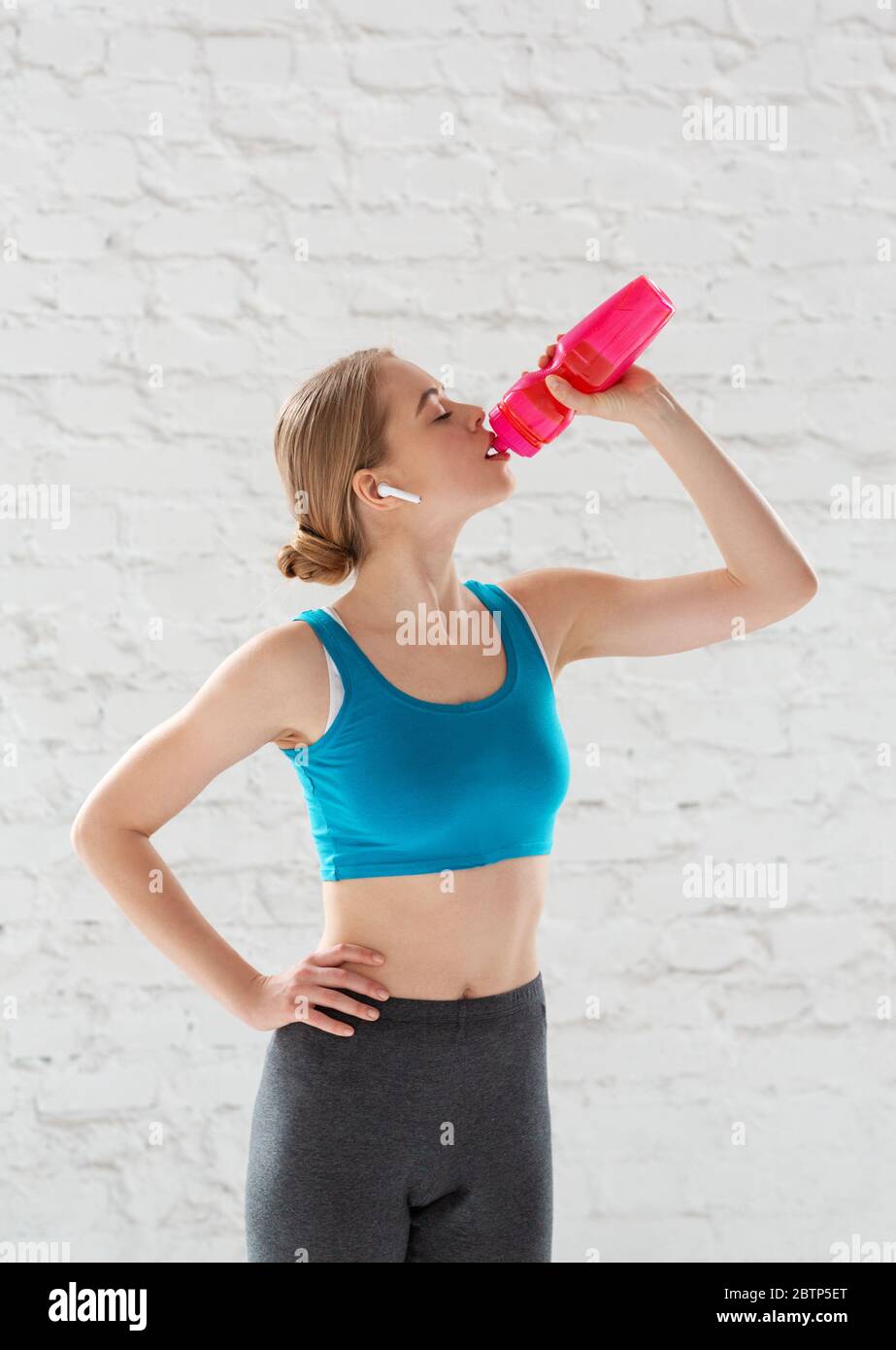 Schöne sportliche Mädchen Trinkwasser nach ihrem Training im Fitnessstudio Stockfoto