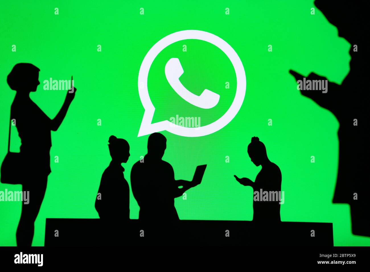 NEW YORK, USA, 25. MAI 2020: WhatsApp Cross-Platform Messaging und Voice over Service Firmengruppe chatten auf Handy und Laptop. Kompan Stockfoto