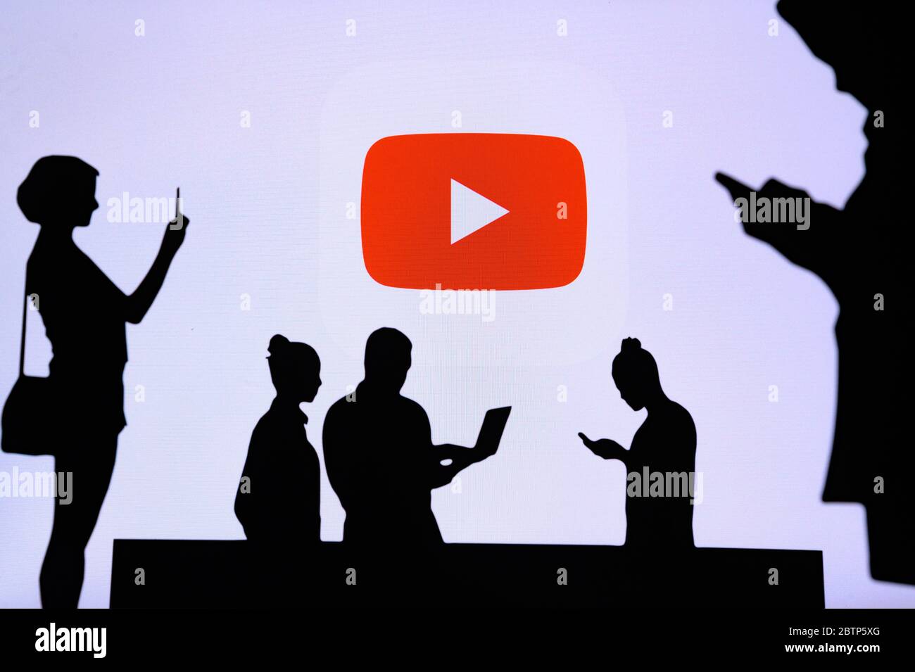 NEW YORK, USA, 25. MAI 2020: YouTube Online-Video-Sharing-Plattform Firmengruppe chatten auf Handy und Laptop. Firmenlogo auf dem Bildschirm in Stockfoto