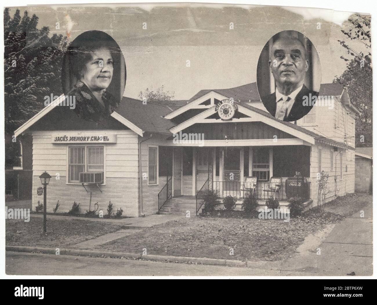 Fotomechanische Drucke der Jacks Memory Chapel. Eine fotomechanische Printwerbung von Eunice und Samuel M. Jackson’s Beerdigung-Heimwerkergeschäft. Das primäre Bild ist ein Foto von Jack's Memory Chapel am 639 E. Marshall Place in Tulsa, Oklahoma. Stockfoto
