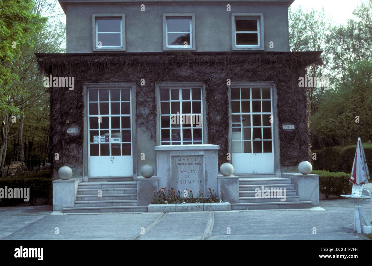 Das Museum in Compiegne beherbergt eine Nachbildung des von Maréchal Foch benutzten Eisenbahnwagens bei der Unterzeichnung des Waffenstillstands in Compiegne, Frankreich, der den Ersten Weltkrieg am 11. November 1918 und die Unterzeichnung des Waffenstillstands vom 22. Juni 1940 beendete Stockfoto