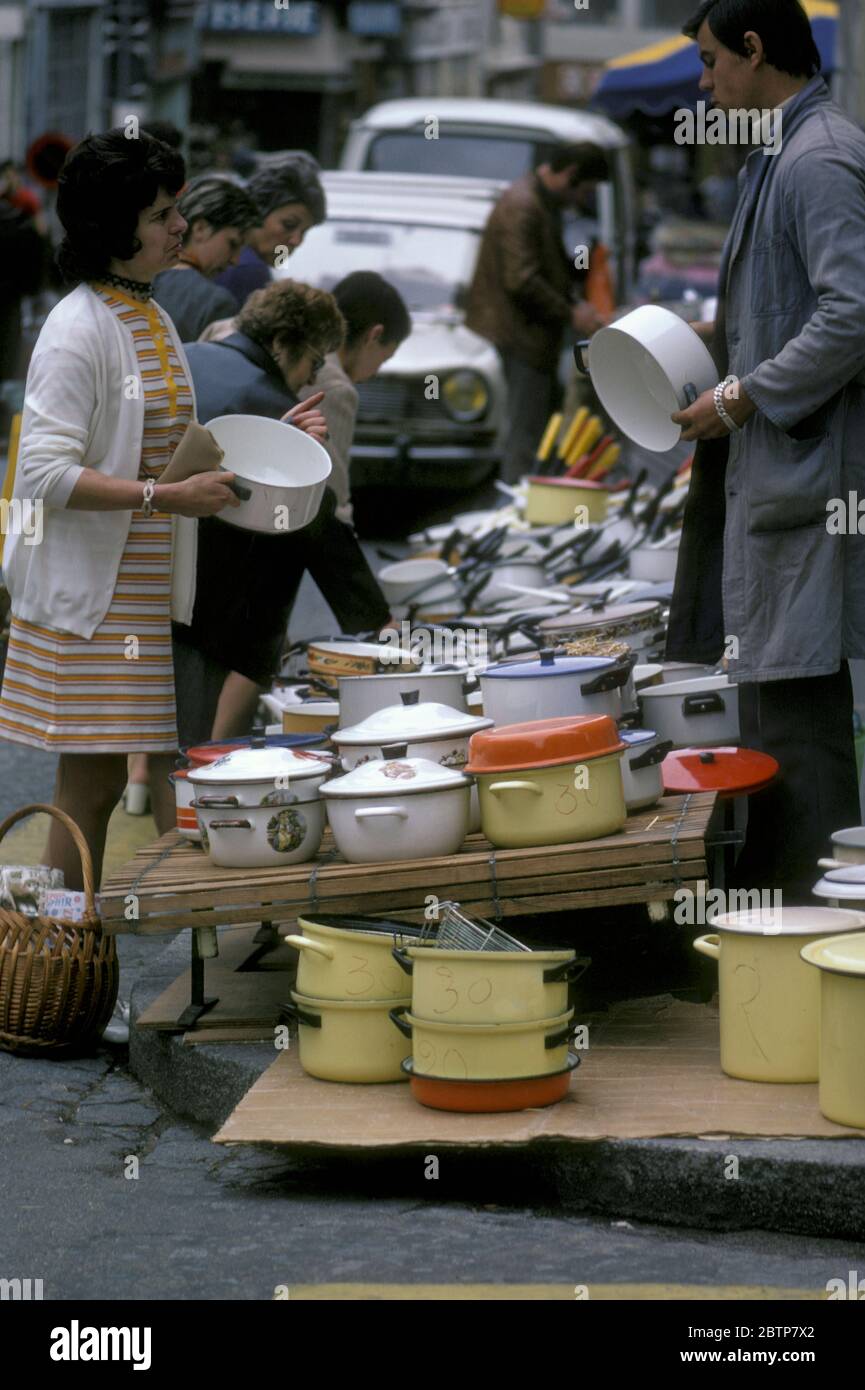 Outdoor-Markt-Stand Verkauf von Kochtöpfen in Beaune, Frankreich im Jahr 1972 abgebildet Stockfoto