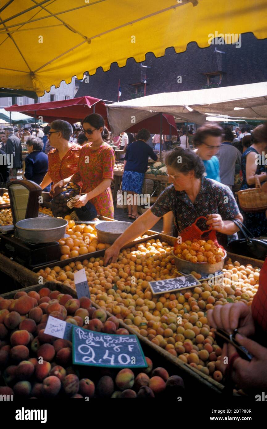 Ein französischer Obstmarkt im Freien in Frankreich, der 1972 fotografiert wurde und Pfirsiche und Aprikosen verkauft Stockfoto