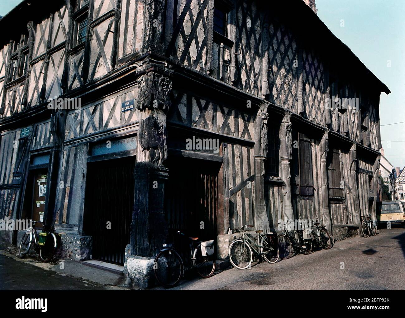 Mittelalterliches Fachwerkgebäude in Aubigny-sur-Nère, Frankreich, abgebildet im Jahr 1972. Das Gebäude beherbergt heute die Galerie François 1er. Stockfoto