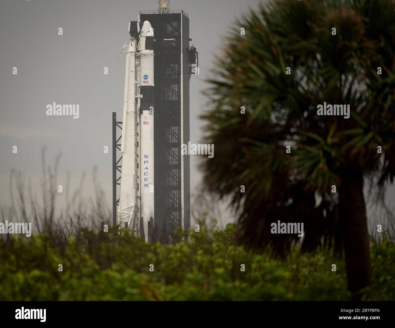 Die SpaceX Falcon 9 Rakete trägt die Crew Dragon Raumsonde beim Startzentrum 39A, während ein Sturm das Kennedy Space Center durchzieht 25. Mai 2020 in Cape Canaveral, Florida. Die NASA SpaceX Demo-2 Mission ist für den Start am 27. Mai als erste kommerzielle Start mit Astronauten zur Internationalen Raumstation geplant. Stockfoto