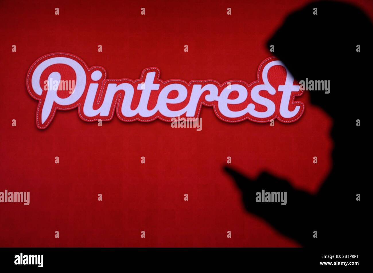 NEW YORK, USA, 25. MAI 2020: Pinterest Amerikanischen Bildaustausch und Social Media Service Junge Chat auf Handy. Firmenlogo auf dem Bildschirm in der Rückseite Stockfoto