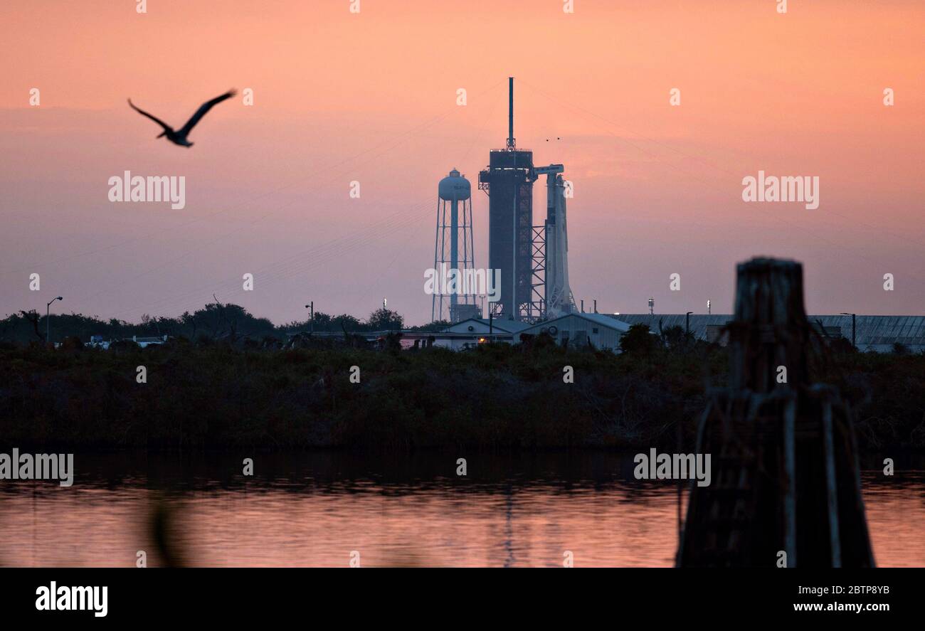 Cape Canaveral, Vereinigte Staaten von Amerika. 27 Mai 2020. Die SpaceX Falcon 9 Rakete trägt die Crew Dragon Raumsonde beim Launch Complex 39A während eines stürmischen Sonnenaufgangs am Starttag im Kennedy Space Center 27. Mai 2020 in Cape Canaveral, Florida. Die NASA SpaceX Demo-2 Mission ist für den Start am 27. Mai als erste kommerzielle Start mit Astronauten zur Internationalen Raumstation geplant. Quelle: Joel Kowsky/NASA/Alamy Live News Stockfoto