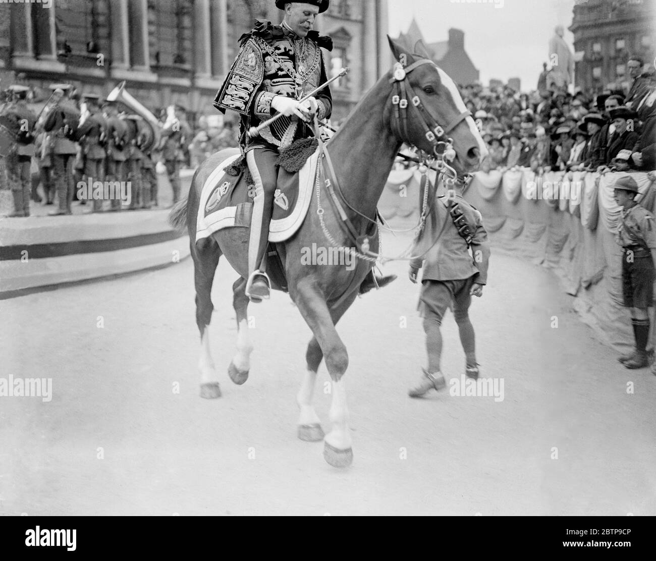 Königliche Eröffnung des Ulster Parlaments . Major Sir Neville R Wilkinson K C V O Ulster König der Arme in seinem malerischen Kleid 23. Juni 1921 Stockfoto