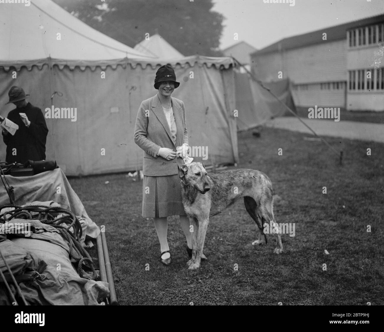 Richmond Hundeausstellung. Lady Margaret Hamilton mit dem irischen Wolfshund im Besitz ihrer Mutter, der Herzogin von Hamilton und Brandon. 12 Juli 1927 Stockfoto