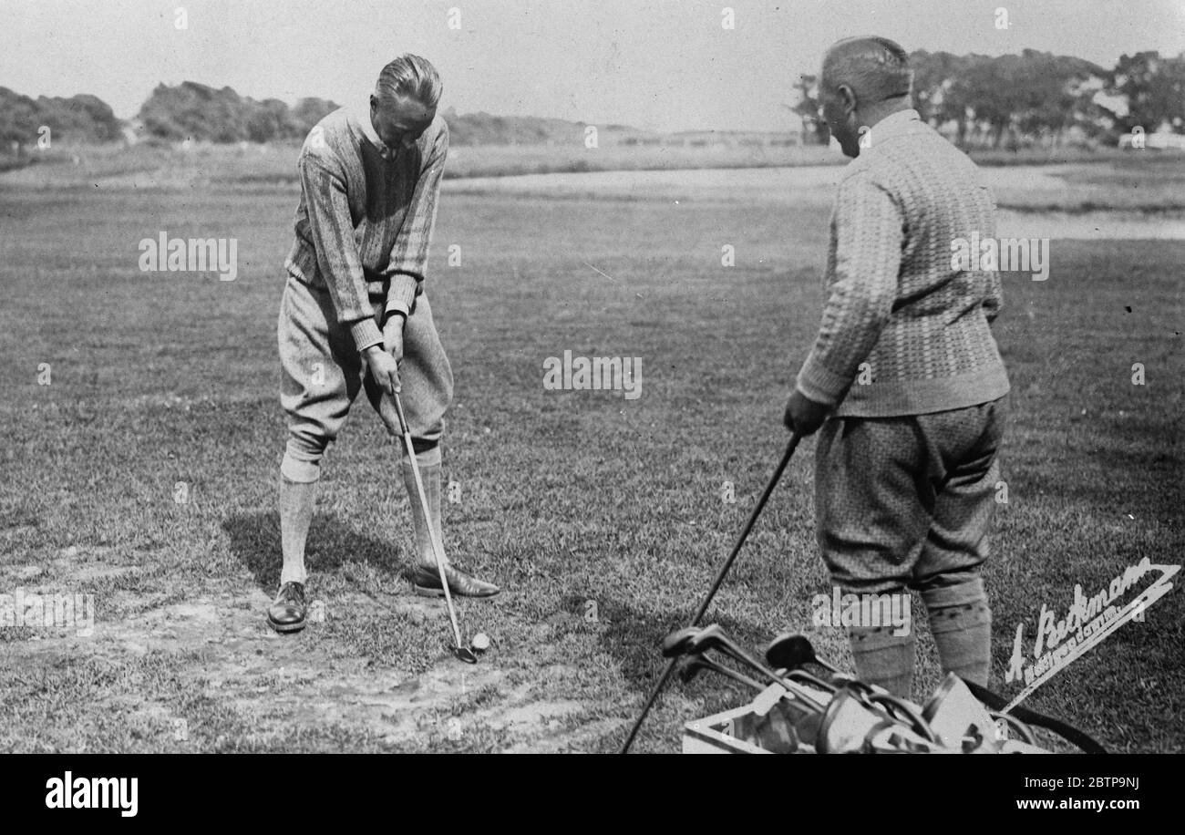 Seine neueste Begeisterung . Der Kronprinz von Deutschland, fotografiert am Wannsee, während er Golfunterricht nimmt. 16. November 1926 Stockfoto