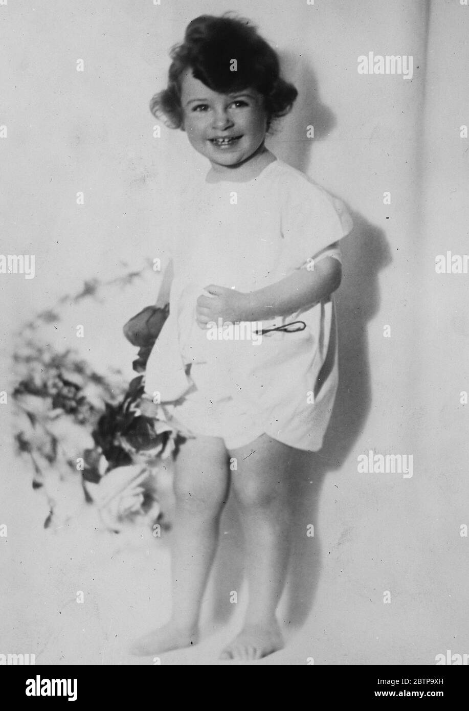 Hat einen König zum Lachen gebracht. Lola Callissano , das vierjährige Kind, das, nachdem er ein Blumenstrauß Königin Elena von Italien, anlässlich der Eröffnung des neuen Krankenhauses in Rom, Zeigte auf die Dekorationen des Königs und fragte, warum er seine Geldbox in einem so lustigen Ort zu halten. September 1927 Stockfoto