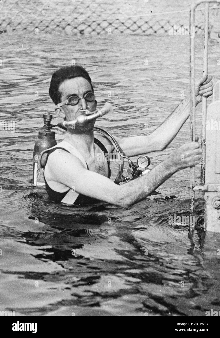 Leichteres Tauchkleid. Ein vereinfachtes Tauchgerät, das es einem Mann ermöglicht, unter Wasser für 10 Minuten ohne andere Ausrüstung als die Atemgeräte auf dem Rücken geschnallt bleiben, wurde von Capt Yves le Prieur, der französischen Marine erfunden. Bis 10. August 1926 Stockfoto