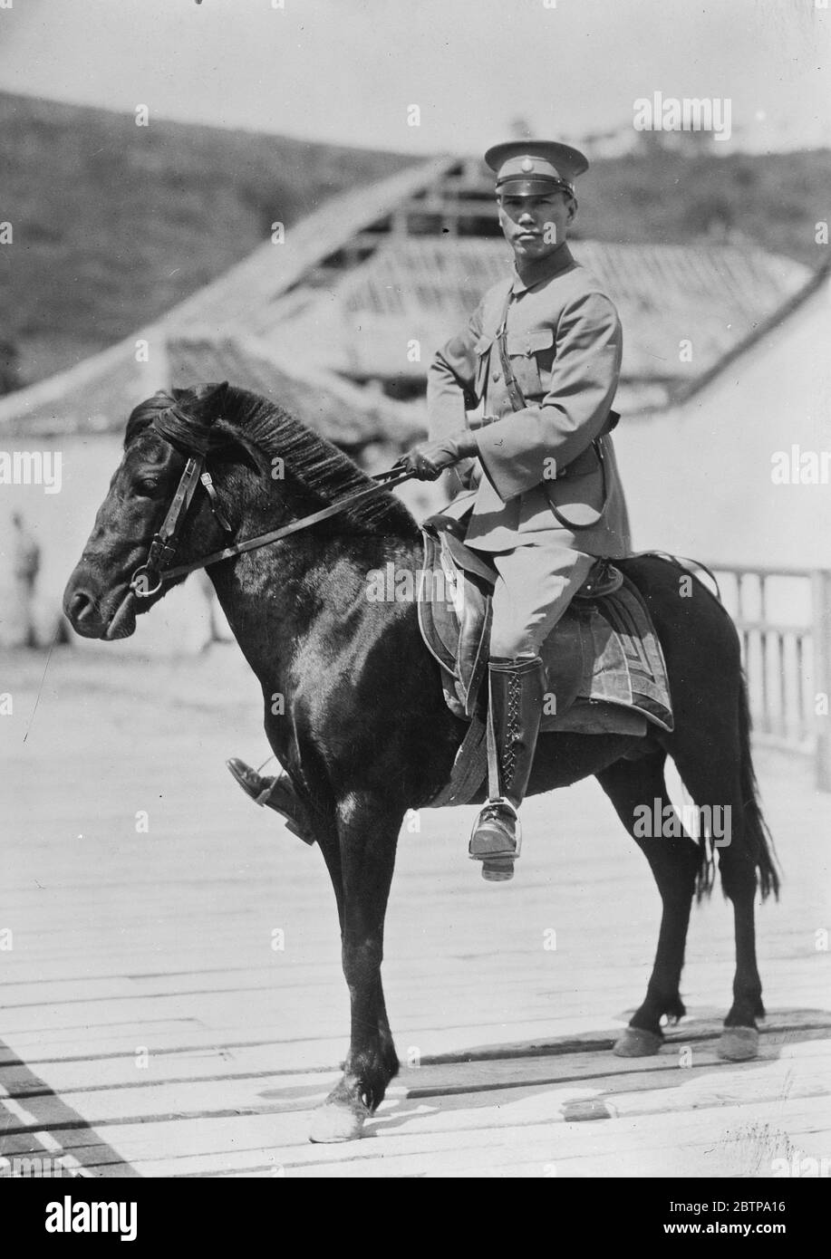 Neueste Fotos aus China . General Chiang Kai Shek, der berühmte nationalistische General, montiert auf seinem winzigen Ladegerät. August 1927 Stockfoto