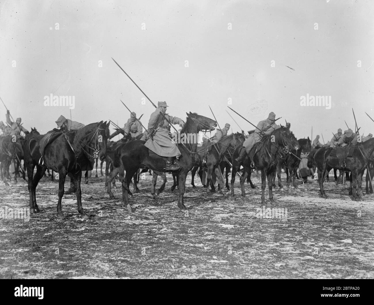 Rumänische Armee . Rumänische Kavallerie in der Ausbildung Demontage ihrer Reittiere. 1915 Stockfoto