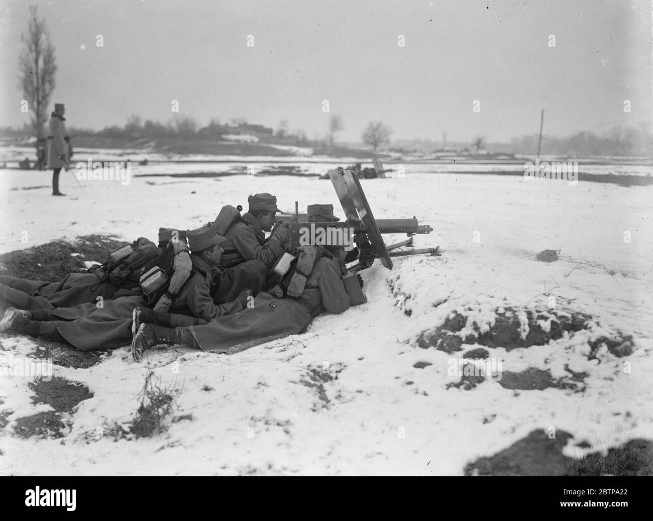 Rumänische Armee . Eine rumänische Maschinengewehr-Sektion mit ihrem Maschinengewehr-Patent Schwarzlose M.07/12 starren auf No mans Land. 1915 Stockfoto