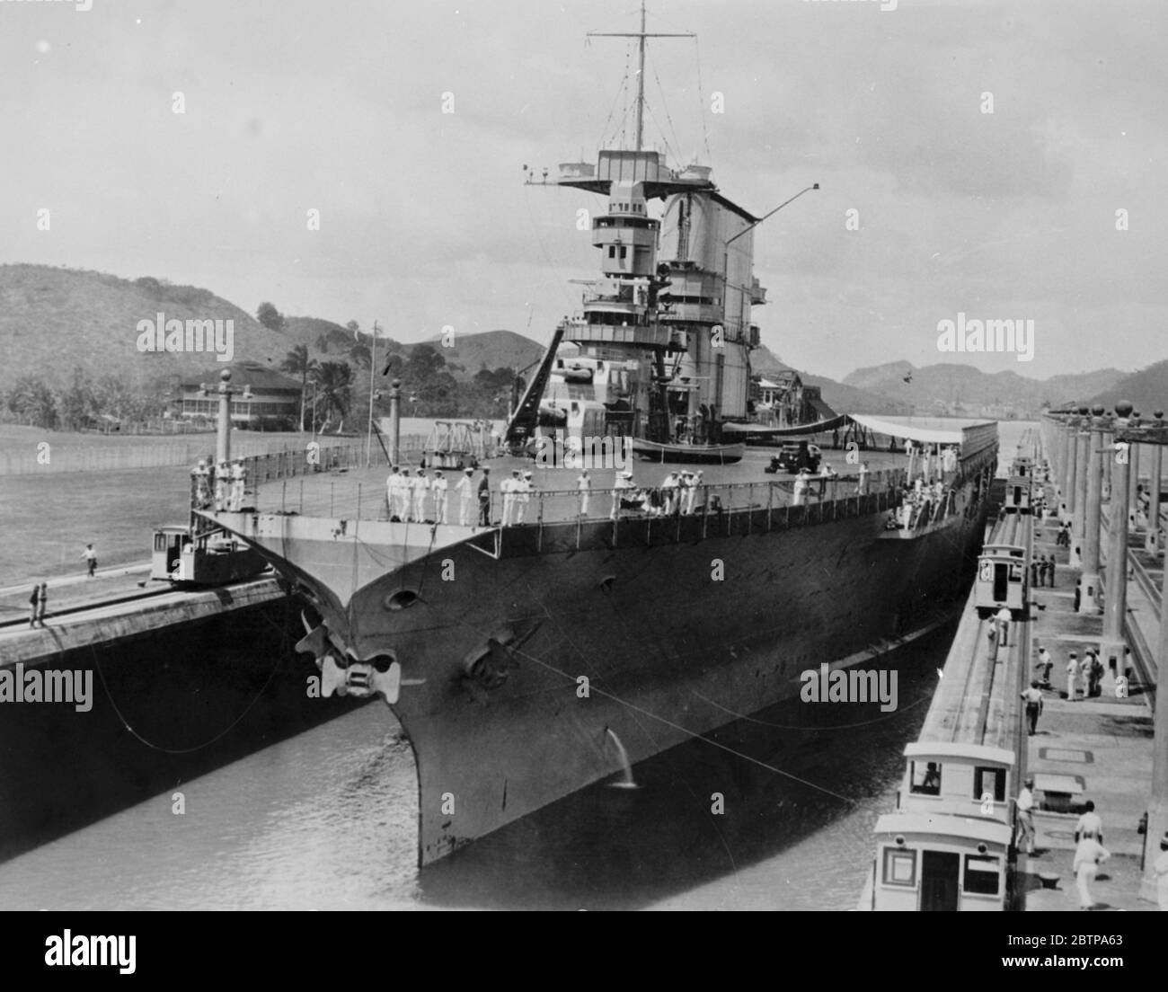 Ein enger Druck. Die USS Saratoga (CV-3) die US Navy ' s größte Schiff, und der größte Flugzeugträger der Welt, das größte Schiff jemals durch den Panama-Kanal gehen. 29 Februar 1928 Stockfoto