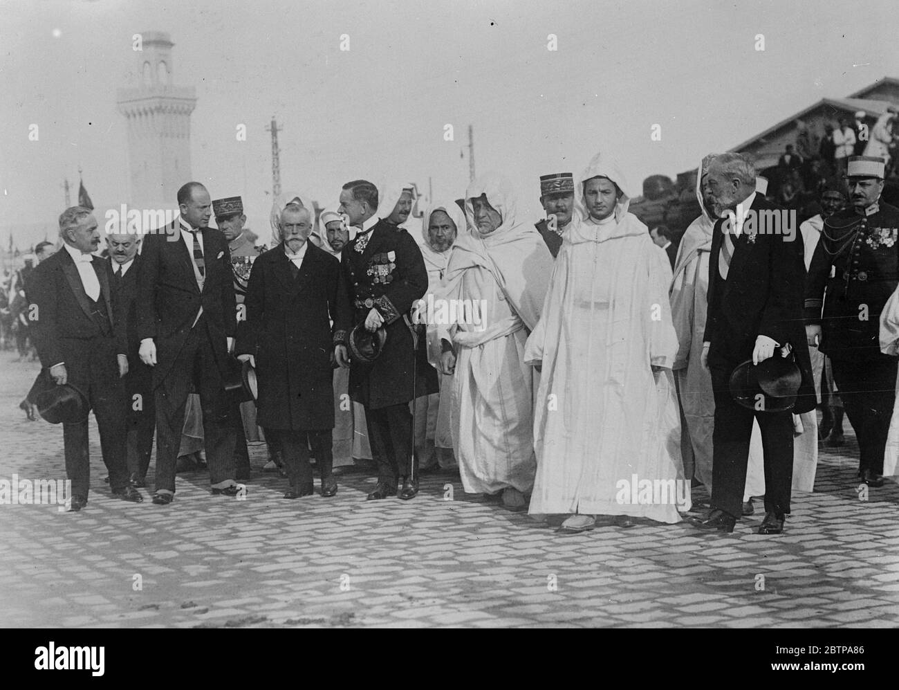Casablanca begrüßt neue Sultan . Sidi Mohammed, der junge neue Sultan von Marokko, begleitet von M Steeg, der Französisch Resident General, so dass seine Staatseintrag in Casablanca. 24 Dezember 1927 Stockfoto