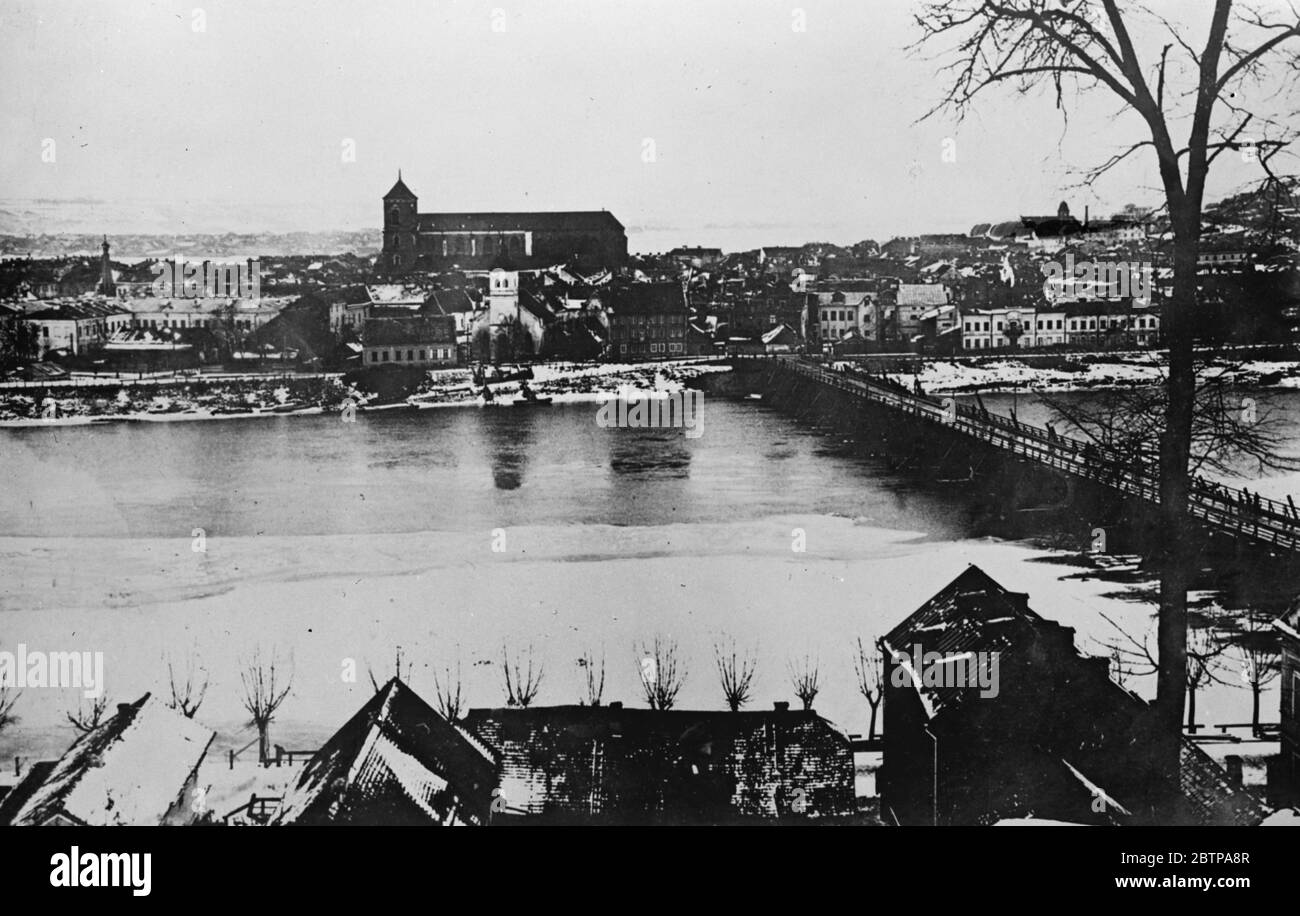 Litauen . Kovno (Kaunas) eine allgemeine Ansicht, die den Fluss Niemen und die Brücke zeigt. 29. November 1927 Stockfoto