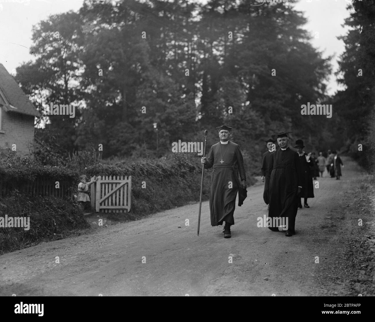 Der wandelte Bischof . Der Bischof von Winchester (Frank Woods) unterwegs während einer Tour durch verschiedene Dekanerien in seiner Diözese. 11. September 1928 Stockfoto