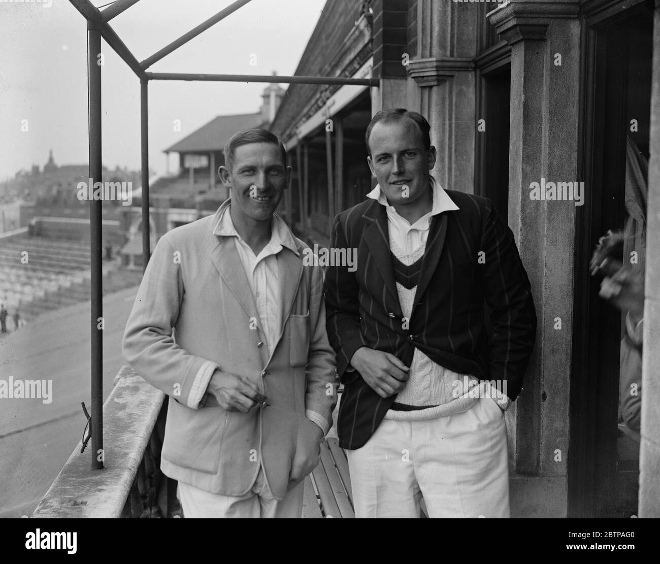 Cambridge University Cricketer' s . E J Seabrook (links) Kapitän und E D Blundell (schnelle Bowler). Juni 1928 Stockfoto