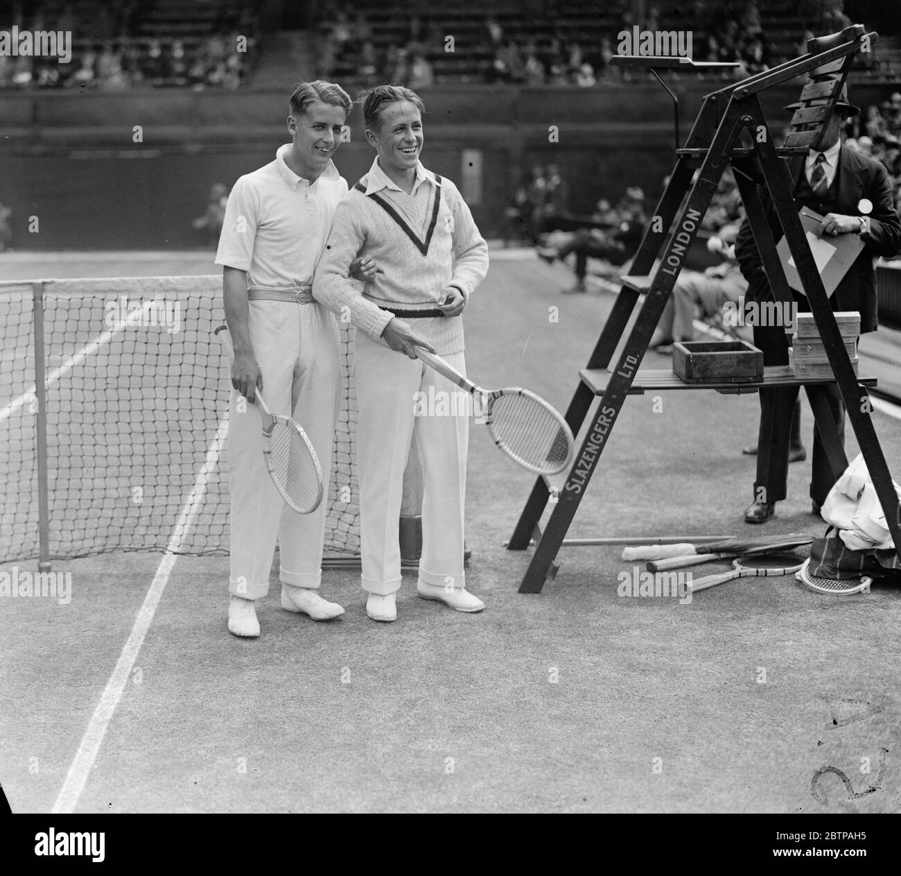 Wimbledon Rasen Tennis Meisterschaften . H W Austin und W F Coen vor ihrem Spiel auf dem Center Court . 28 Juni 1928 Stockfoto