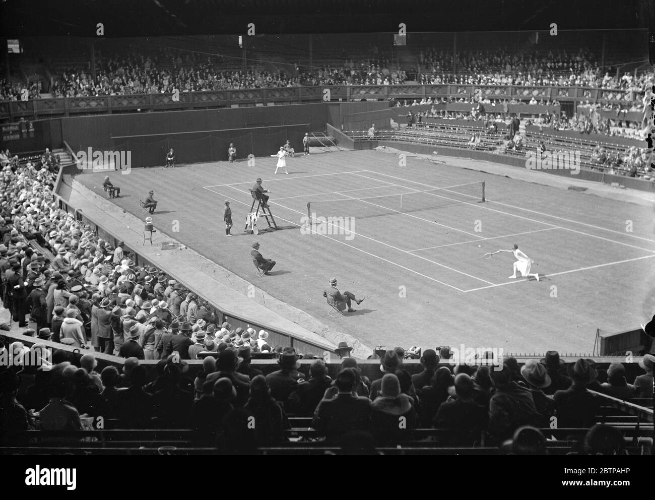 Rasentennis in Wimbledon. Allgemeine Ansicht des Spiels zwischen Miss Bennett und Mrs Mallory . 15 Juni 1928 Stockfoto