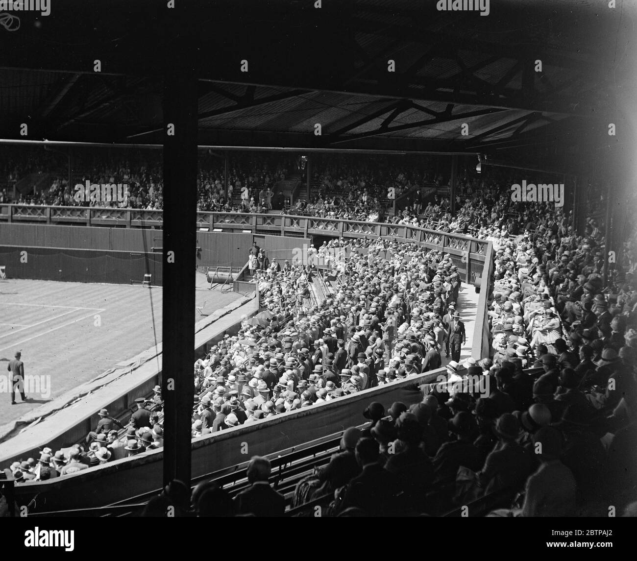 Wimbledon Rasen Tennis Meisterschaften . Eine allgemeine Ansicht des Spiels zwischen W T Tilden ( USA ) und M V Sommerson ( Großbritannien ) . 25 Juni 1928 Stockfoto