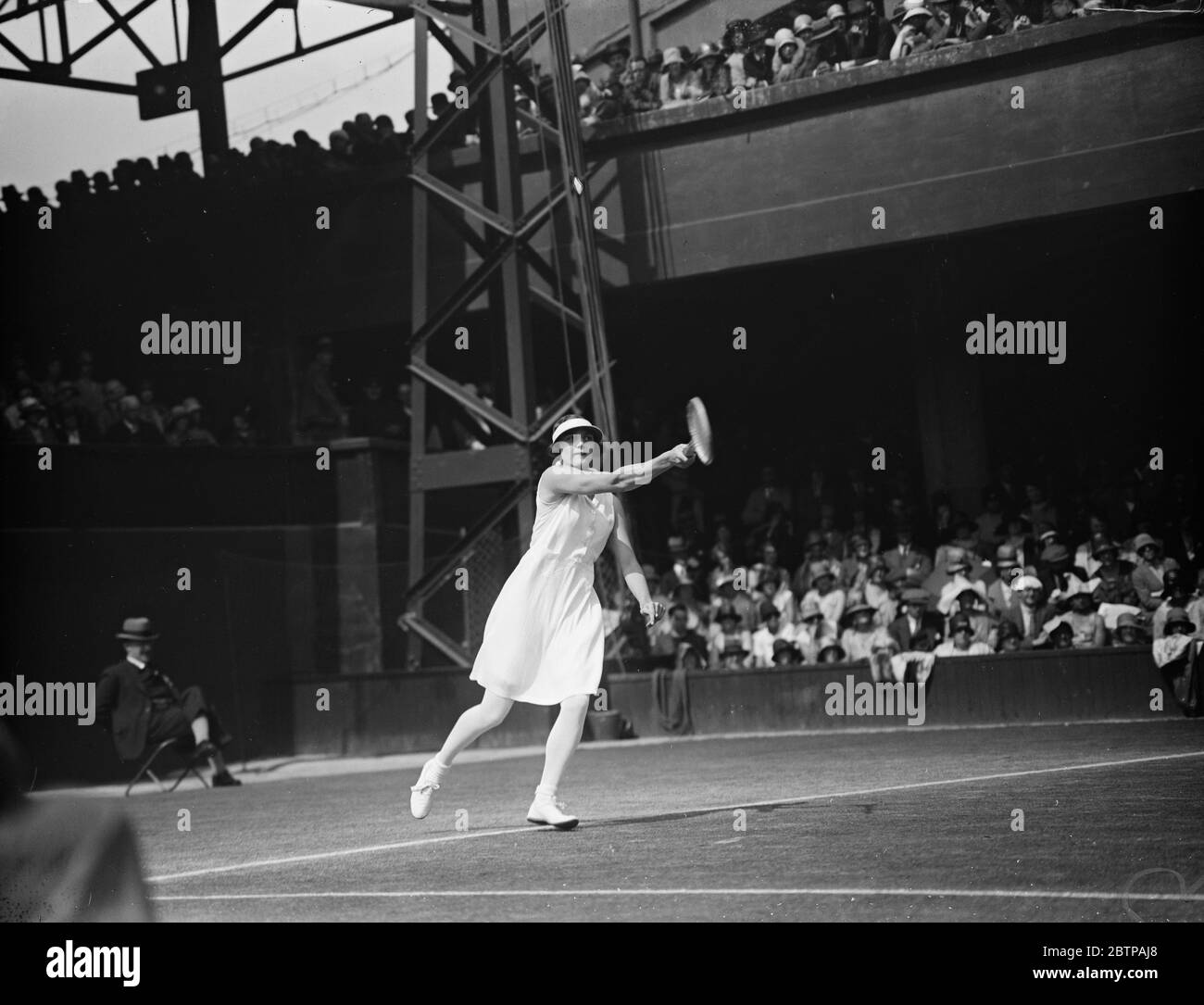 Tennis in Wimbledon . Miss Eileen Bennett im Spiel. 29 Juni 1929 Stockfoto