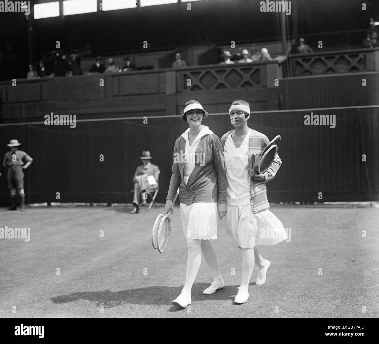 Rasentennis in Wimbledon. Miss Eileen Bennett und Mrs Mallory kommen zu ihrem Spiel heraus. 16 Juni 1928 Stockfoto