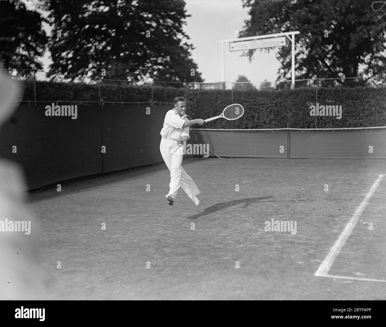 Rasentennis in Wimbledon. Wilbur Coen ( USA ) im Spiel gegen Axel Petersen ( Dänemark ) . 25 Juni 1928 Stockfoto