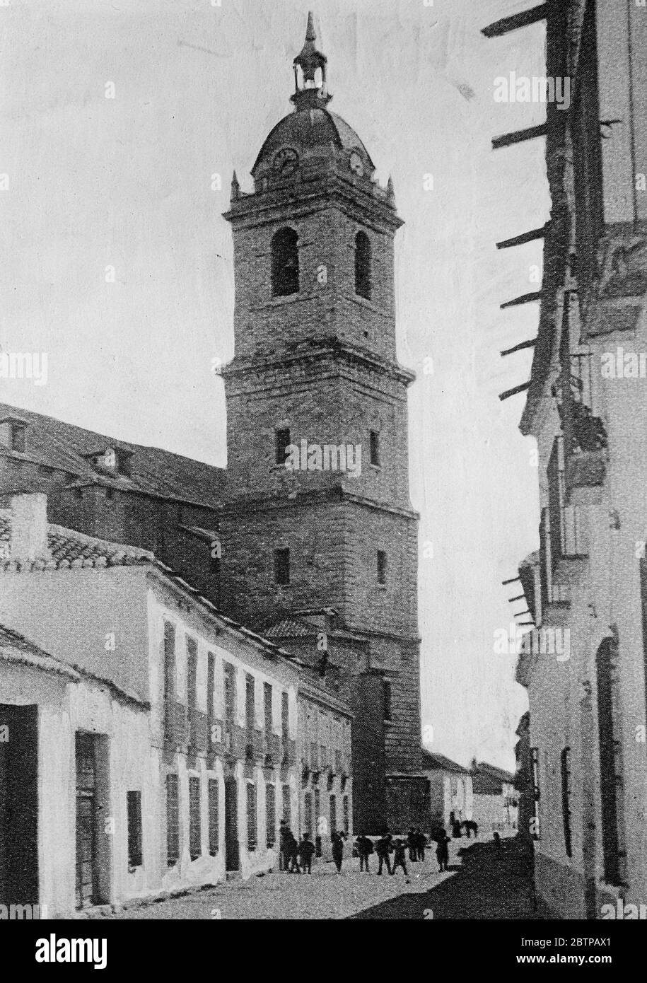 Ciudad Real , Spanien . Eine Straßenszene , zeigt den Turm von Santa Maria Del Prado . Februar 1928 Stockfoto