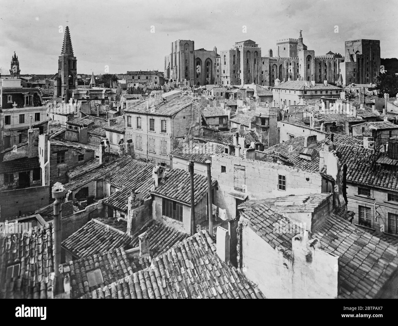 Avignon: Der Palast der Päpste vom Turm des Heiligen Johannes aus gesehen. Mai 1929 Stockfoto