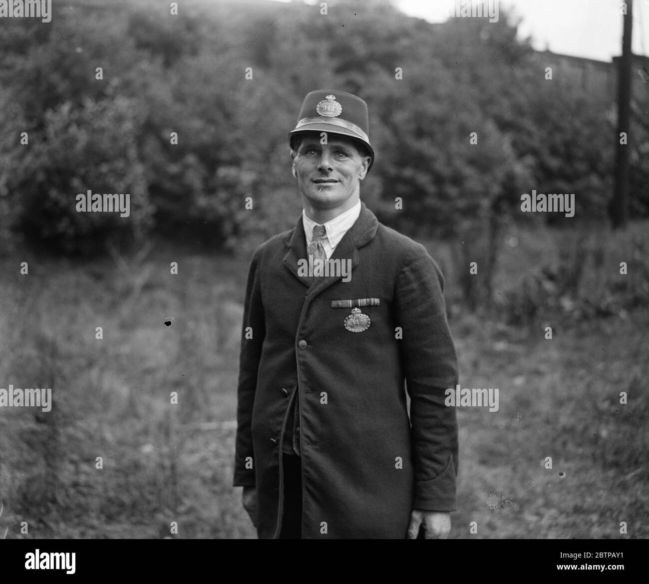 Englands jüngster VC . Englands jüngste VC ist Herr Jack Thomas Counter, bekannt als der Postman VC. Er lebt in Sunbury, wo seine Runde ist, und wird hier mit seinem VC-Band gezeigt. Er hat die Einladung angenommen, das Abendessen zu besuchen, das der Prinz von Wales allen VC 's im House of Lords am 9. November gibt. 30. Oktober 1929 Stockfoto