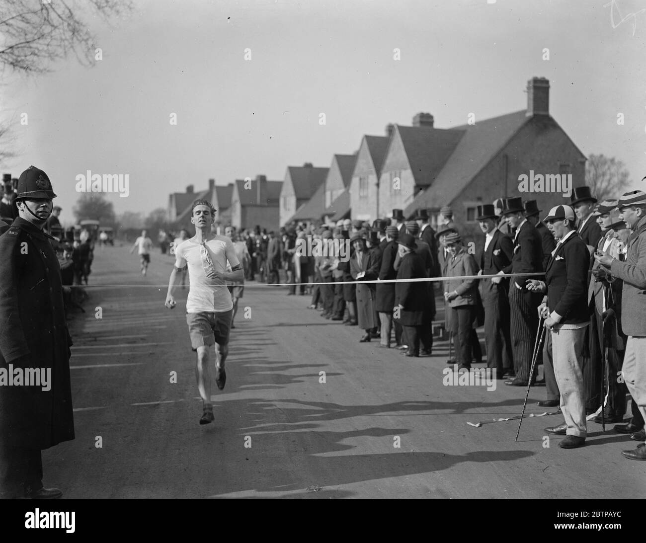 Eton College Sports . Die Vorläufe der halben Meile in der Eton College Sports wurden am Samstag ausgeführt. Lord Hope gewinnt leicht die erste Hitze der Junioren. 27 Februar 1928 Stockfoto