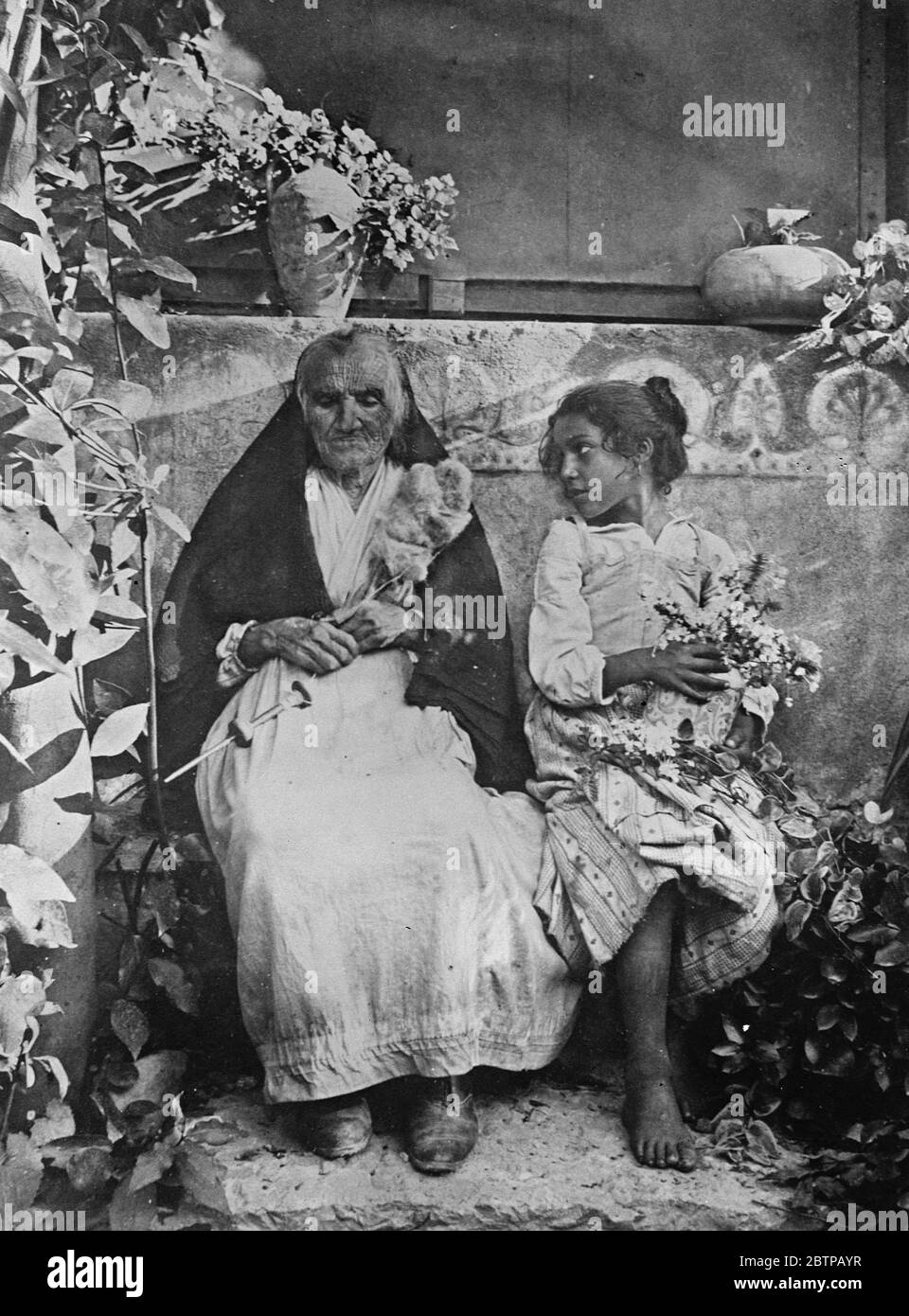 Ältester lebender Mensch. Signora Maria Scandurra , 124 Jahre alt mit ihrem Urenkel. Februar 1929 Stockfoto