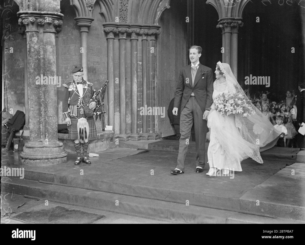 Eine Kathedrale Hochzeit . Lady Margaret Douglas Hamilton und Mr James Drummond Hay in der Salisbury Cathedral. Februar 1930 Stockfoto