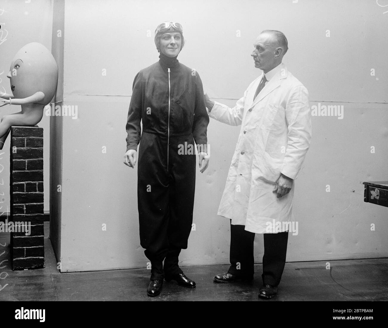 Ein Modell von Amy . Louis Tussaud, der ein angenehmes Wachsmodell von Amy Johnson fertig stellt. Juni 1930 Stockfoto