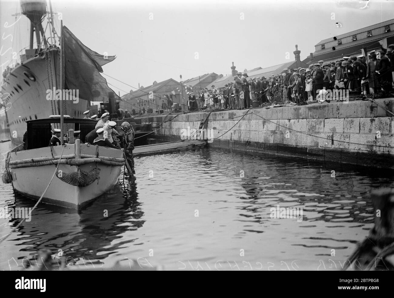 Chatham Marine Woche. Besucher beobachten einen Seetaucher über den Abstieg. Bis 12. August 1929 Stockfoto