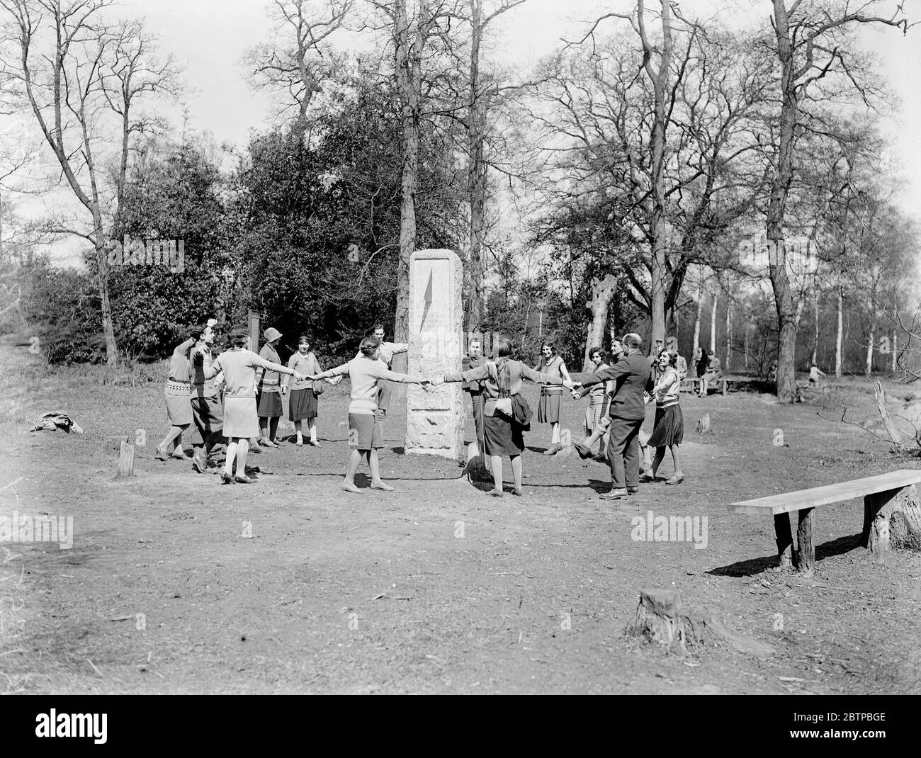 Sommer Zeit Hommage . Eine Gruppe von Wanderern machen fröhlich rund um das Memorial in Chislehurst. 22. April 1929 Stockfoto