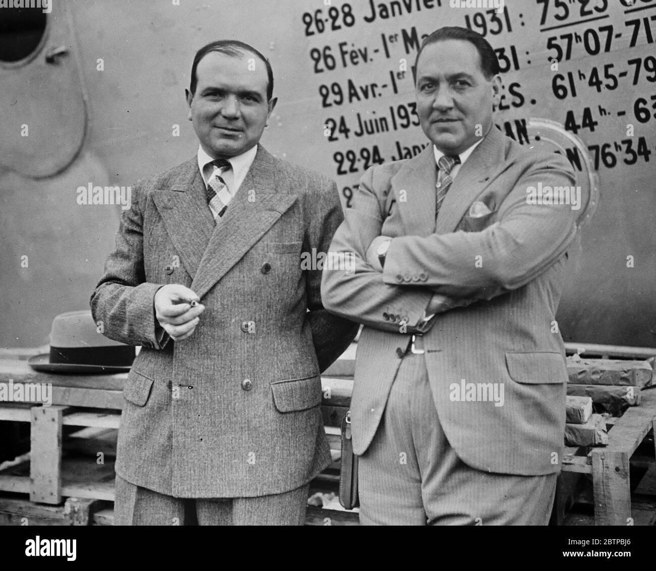 Neuer Atlantischer Flug . Paul Codos und Maurice Rossi, die französischen Flieger, verließen New York am Samstag, auf einem atlantischen Flugversuch. Codos (rechts) und Rossi. August 1933 Stockfoto