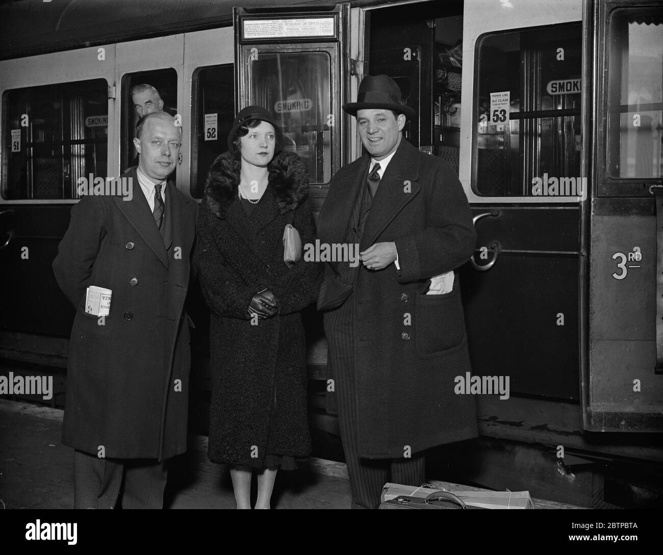 Berühmte Cowboy Entertainer verlässt. Tex McLeod, der bekannte Entertainer von Spinner of Seile und Garne, verließ Paddington nach Amerika. Tex McLeod (rechts) mit Miss Marjorie Tiller, dem englischen Mädchen, das als seine Partnerin fungierte. Februar 1932 Stockfoto