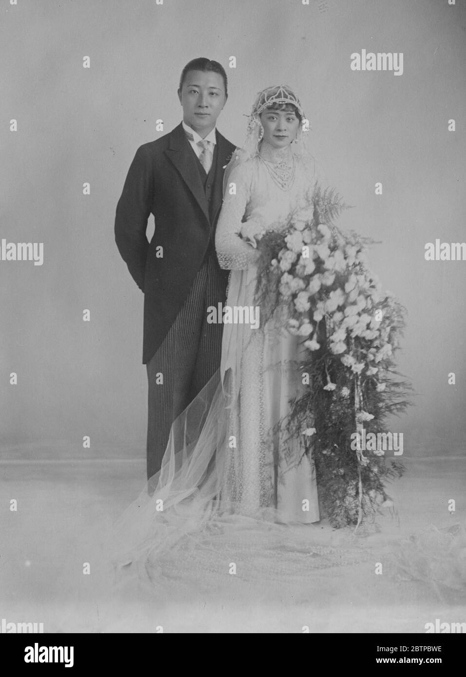 Wichtige chinesische Hochzeit . Herr Chang Hsueh Tseng, ist hier mit seiner Braut Miss Lucy Tsai anlässlich ihrer Ehe in Tientsin gesehen. Die Foreign Kleid Stil hier gesehen als Fortschritte in sozialen Funktionen in China gezeigt. 30. November 1931 Stockfoto