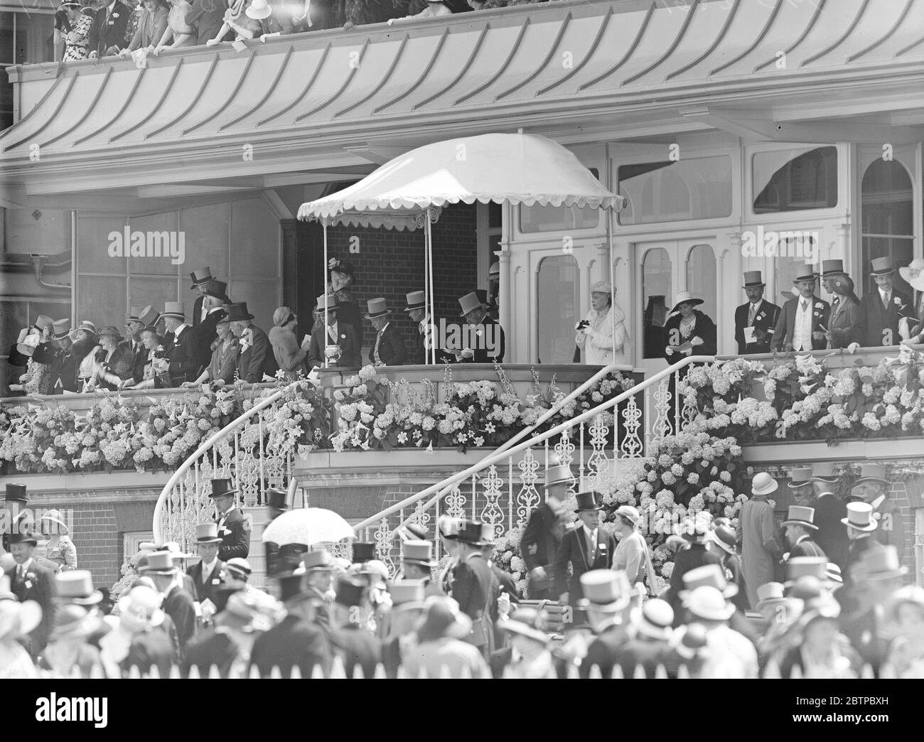 Royal Ascot eröffnet. Der König und die Königin mit dem Prinzen von Wales, Prinz George und dem Herzog von Gloucester in der Königlichen Schachtel. 14 Juni 1932 Stockfoto