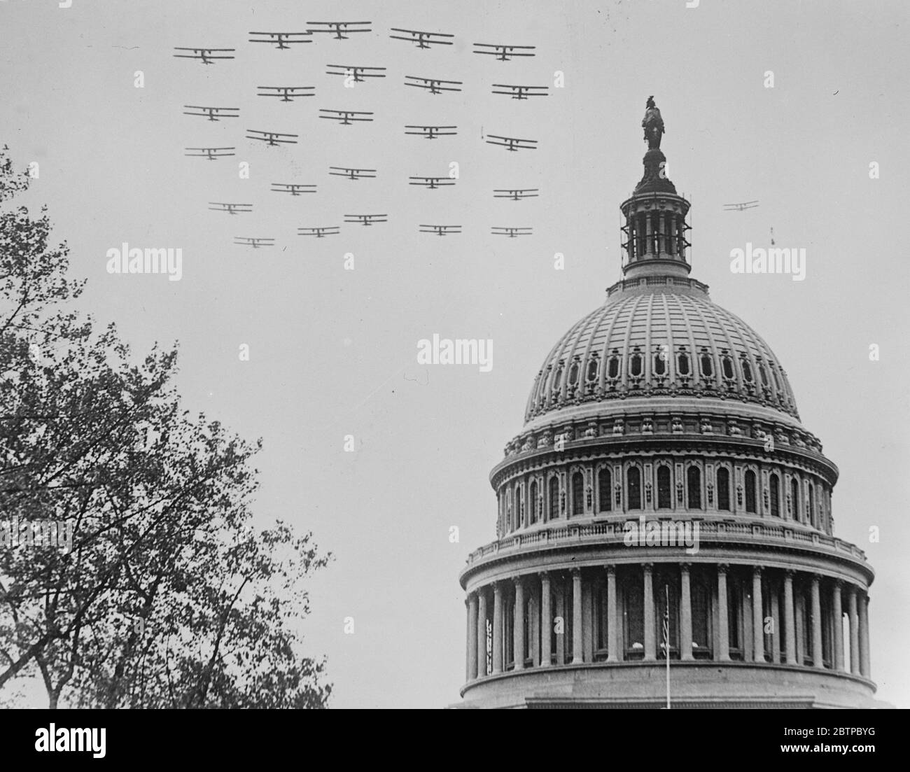 Amerika 's Luftarmada . Fünfundzwanzig Flugzeuge fliegen in Formation am Dom des US Capitol Building vorbei. 26 Mai 1931 Stockfoto