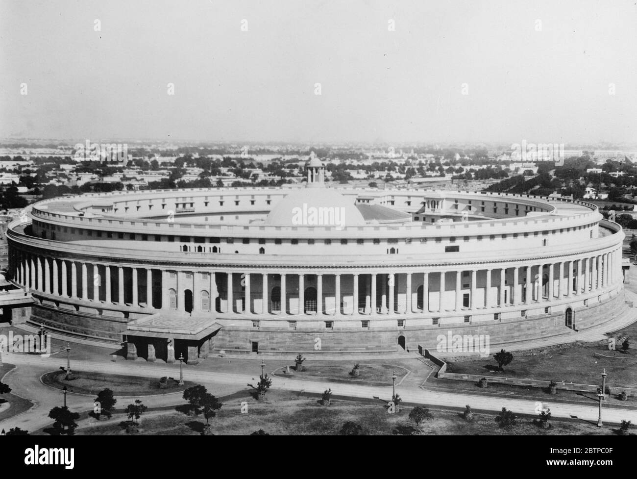 Indien 's neue Hauptstadt . Ein auffälliges Bild von Neu Delhi aus dem Süden, mit dem schönen ratssaal im Vordergrund. Dezember 1931 Stockfoto